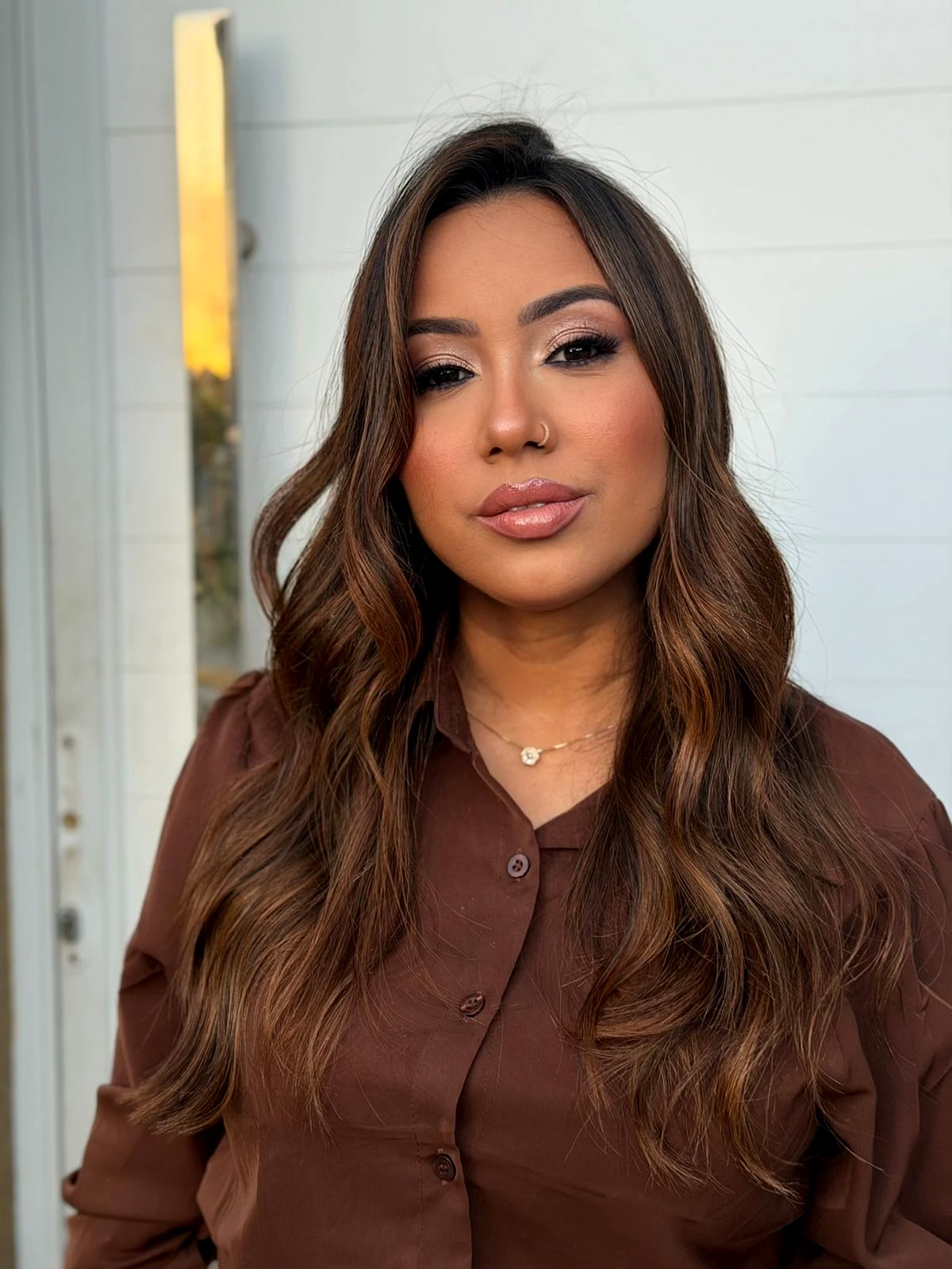 Morena iluminada com ondas modeladas